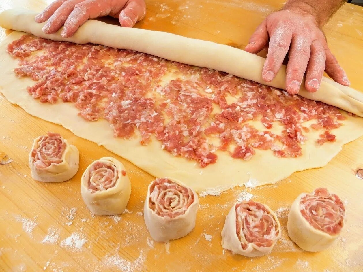 Рулетики из теста с фаршем. Фарш в тесте в духовке. Рулет из теста с мясом. Розочки с мясом. Шанежки с мясом.