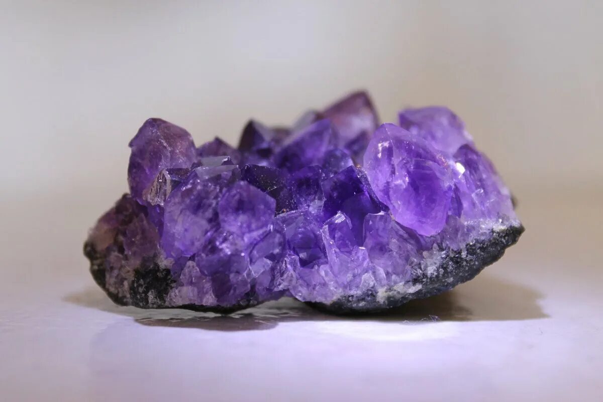 Фиолетовый кварц аметист. Тааффеит минерал. Камень аметист фиолетовый кварц. Аметист опал лазурит.
