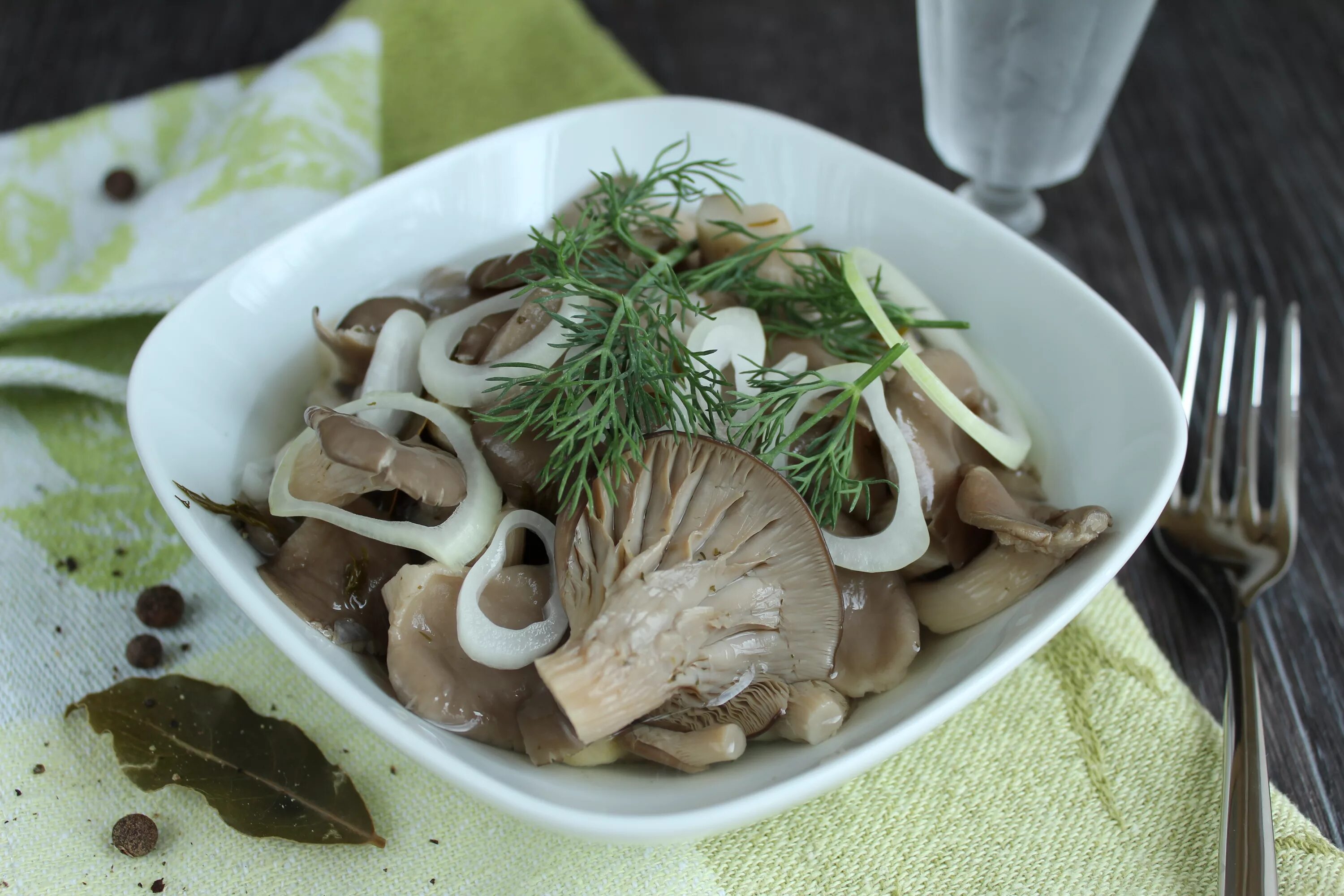 Как замариновать вешенки в домашних условиях вкусно. Вешенки грибы Мариновка. Вешенки маринованные. Грибы вешенки маринованные. Грибы вешенка маринованные.