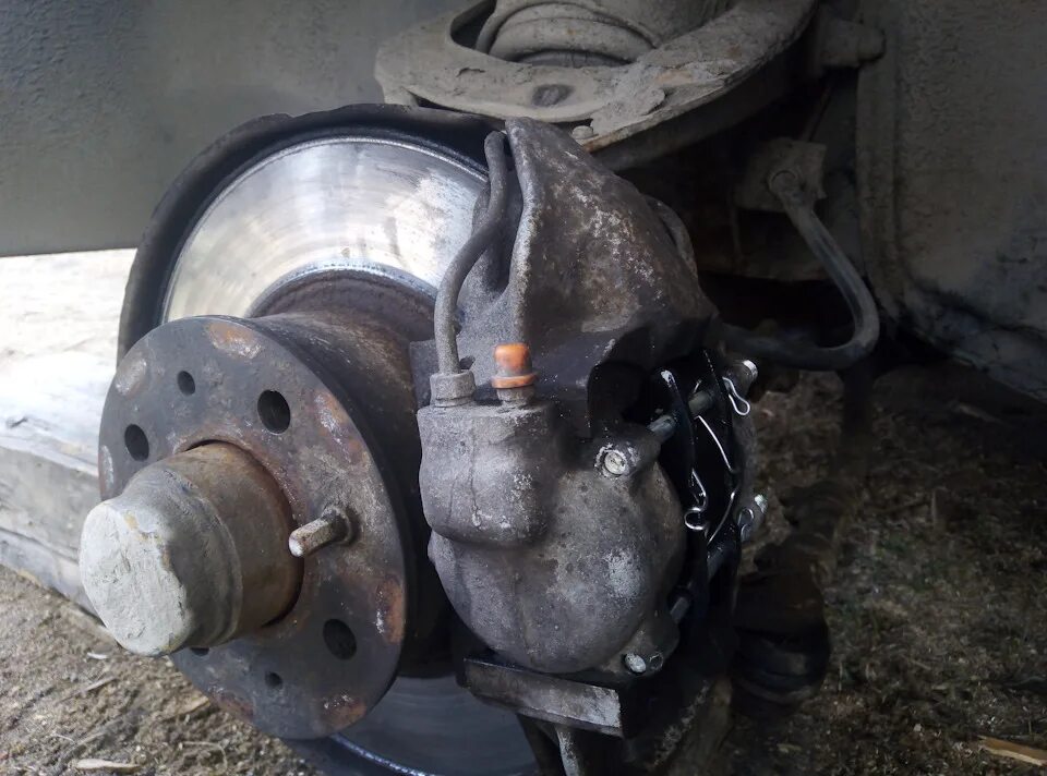 Тормозной диск ваз 2105. Диск тормозной ваз 2107 ats. Тормозной диск ваз 2105. Пыльник тормозного диска ваз 2105. Тормозной диск ваз 2101.