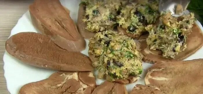 Блюда из языка на праздничный стол говяжьего. Закуска из языка говяжьего. закуски с языком говяжьим. закуска из языка с грецким орехом. говяжий язык по боярски.