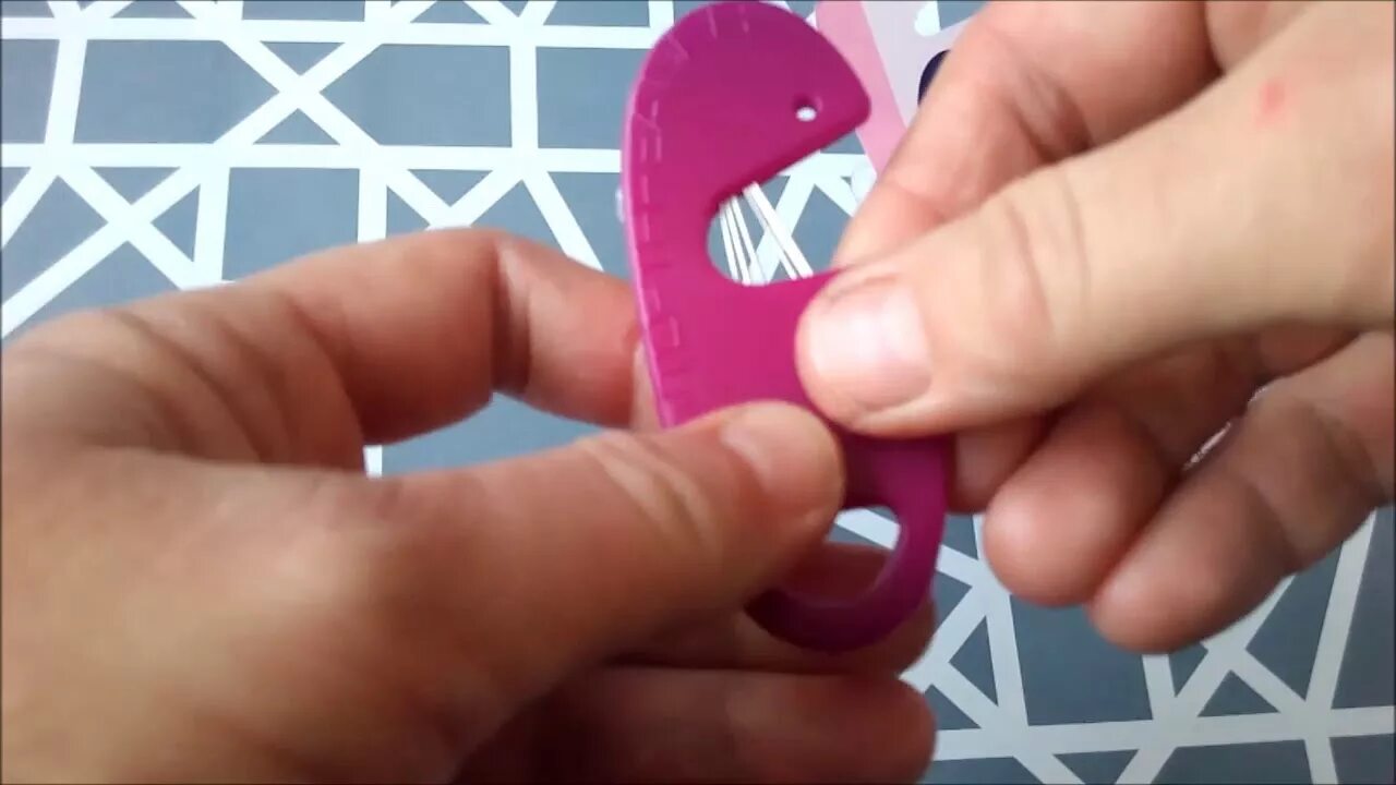 Нитковдеватель как пользоваться видео. Нитковдеватель clover. нитковдеватель автоматический hemline. нитковдеватель как пользоваться. нитевдеватель как пользоваться.