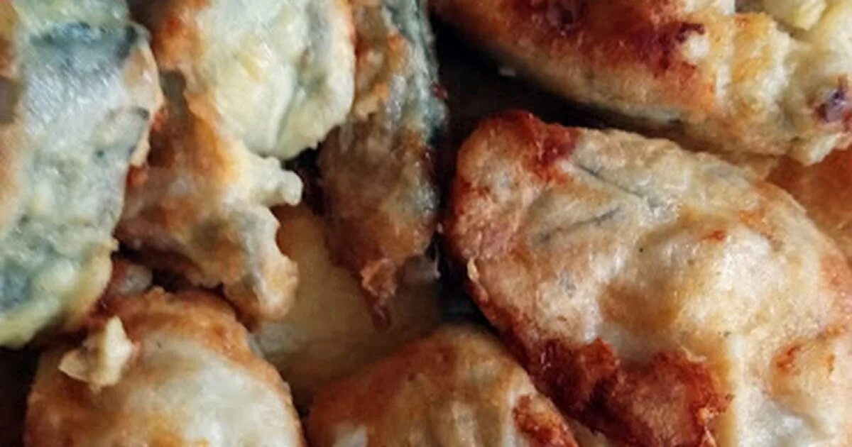 филе минтая в кляре. минтай жареный в кляре. шницель жареный на сковороде. жареная рыба в кляре. как пожарить минтай с яйцом.