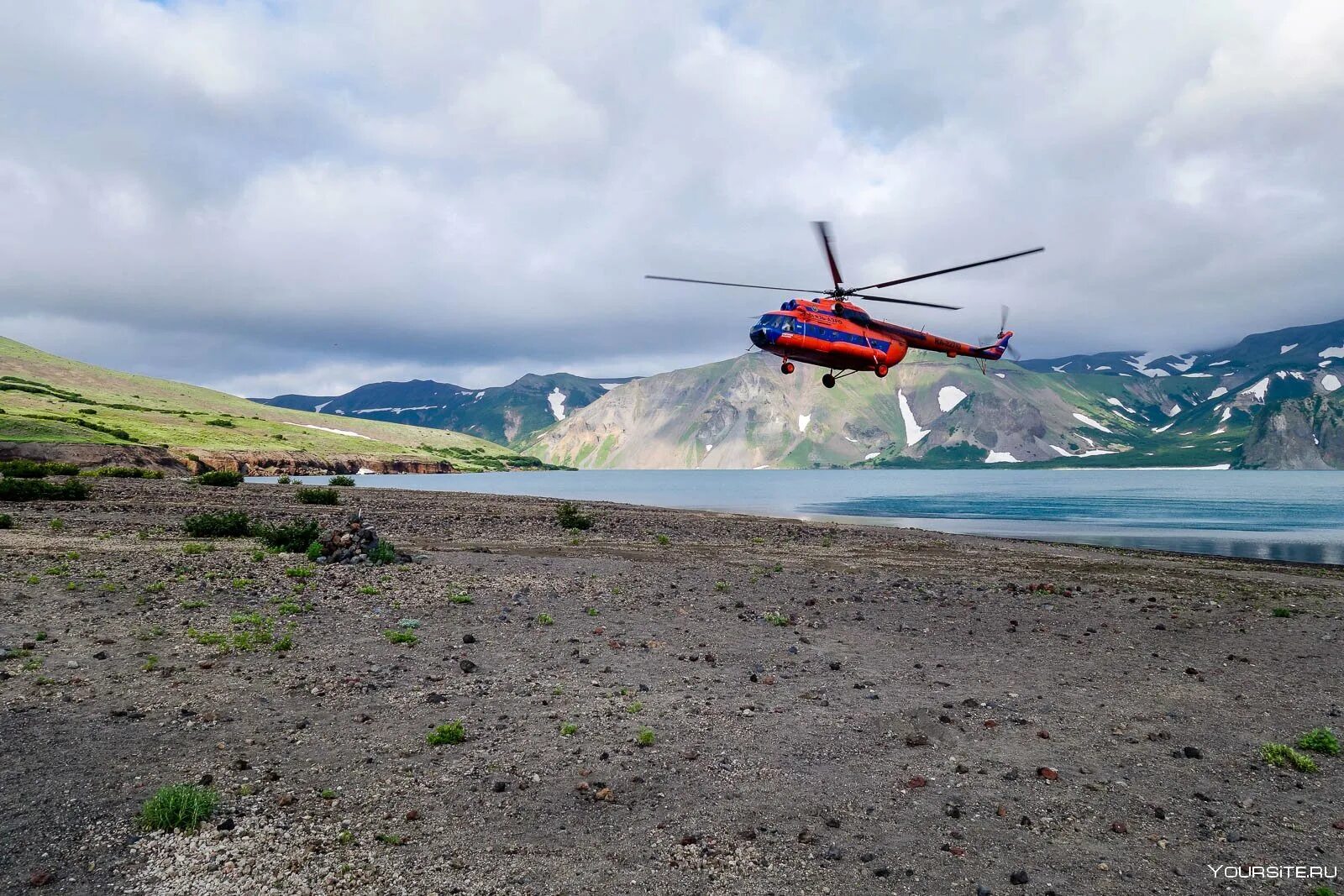 Вертолеты над озером. Долина гейзеров Камчатка вертолет. Вертолетная экскурсия на Камчатке Курильское озеро. Вертолет Петропавловск Камчатский Северо Курильск. Камчатка вертолет Курильское озеро.