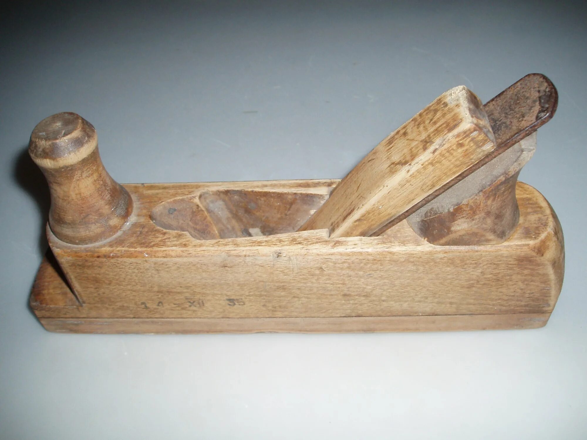 Jack plane рубанок 4. Рубанок горбач. Рубанок 7 букв сканворд. Рубанок stayer 18703-35. Полуфуганок stanley bailey №5 антиквариат.