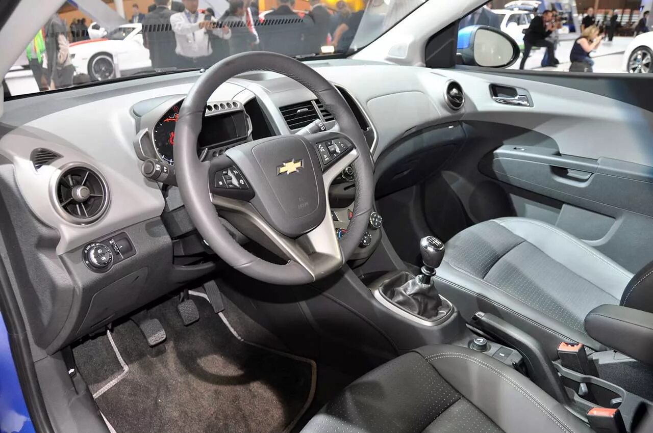 Шевроле хэтчбек салон. Chevrolet Aveo 2012 интерьер. Chevrolet Aveo 2014 салон. Aveo 2012 салон. Chevrolet Aveo 2022 салон.