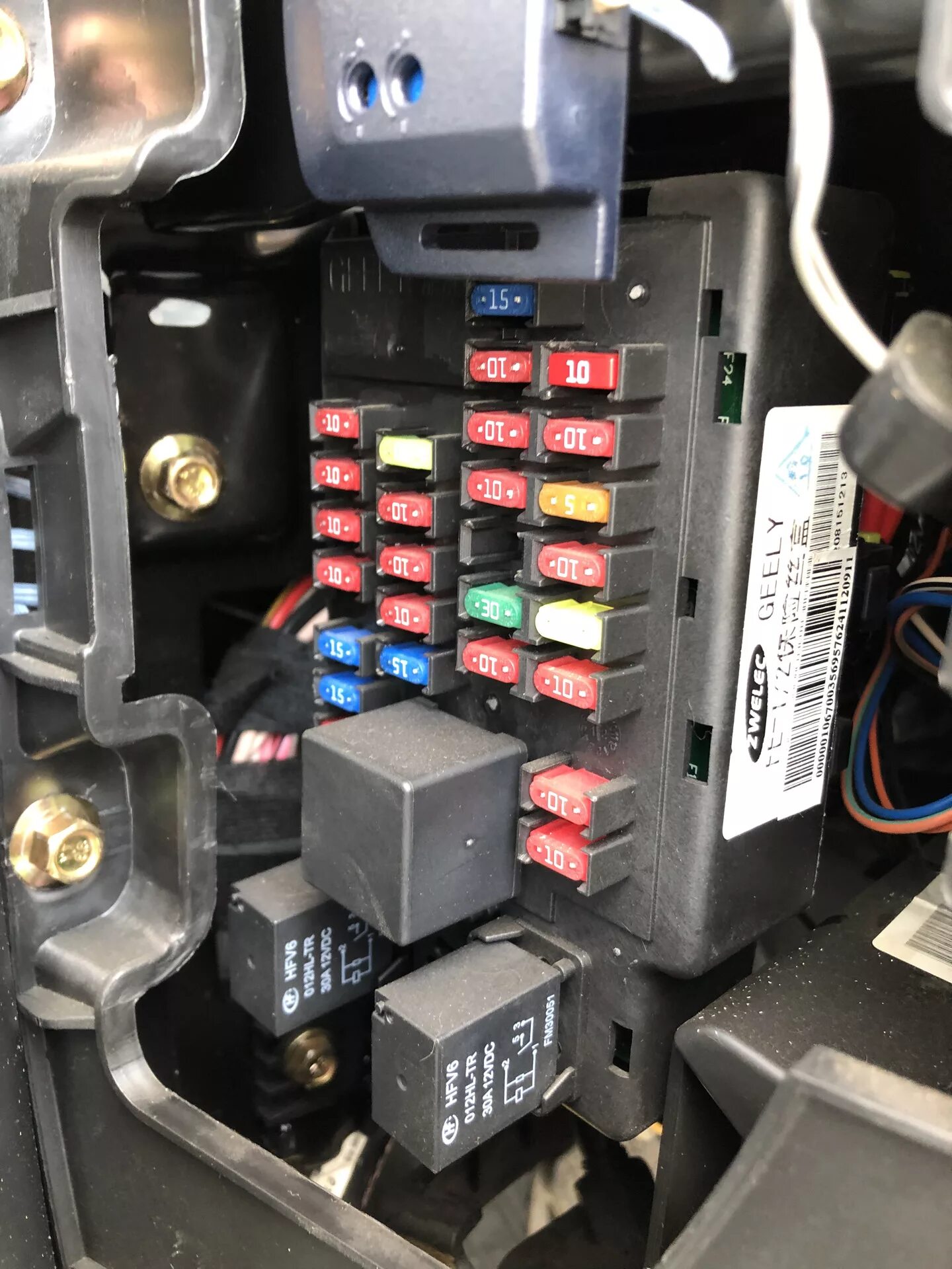 Geely emgrand x7 предохранители. Схема расположения предохранителей на geely emgrand ec 7. Блок предохранителей emgrand ec7. Реле кондиционера geely emgrand ec7. Блок предохранителей джили эмгранд ес7 2013.