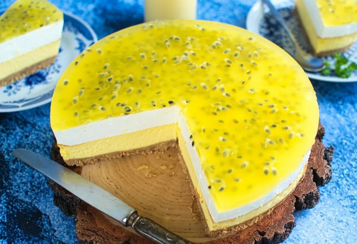 Чизкейк манго маракуйя. Чизкейк с маракуйей. Чизкейк манго маракуйя. Чизкейк нью-йорк манго маракуйя. Шоколадный чизкейк с кремю из маракуйи.