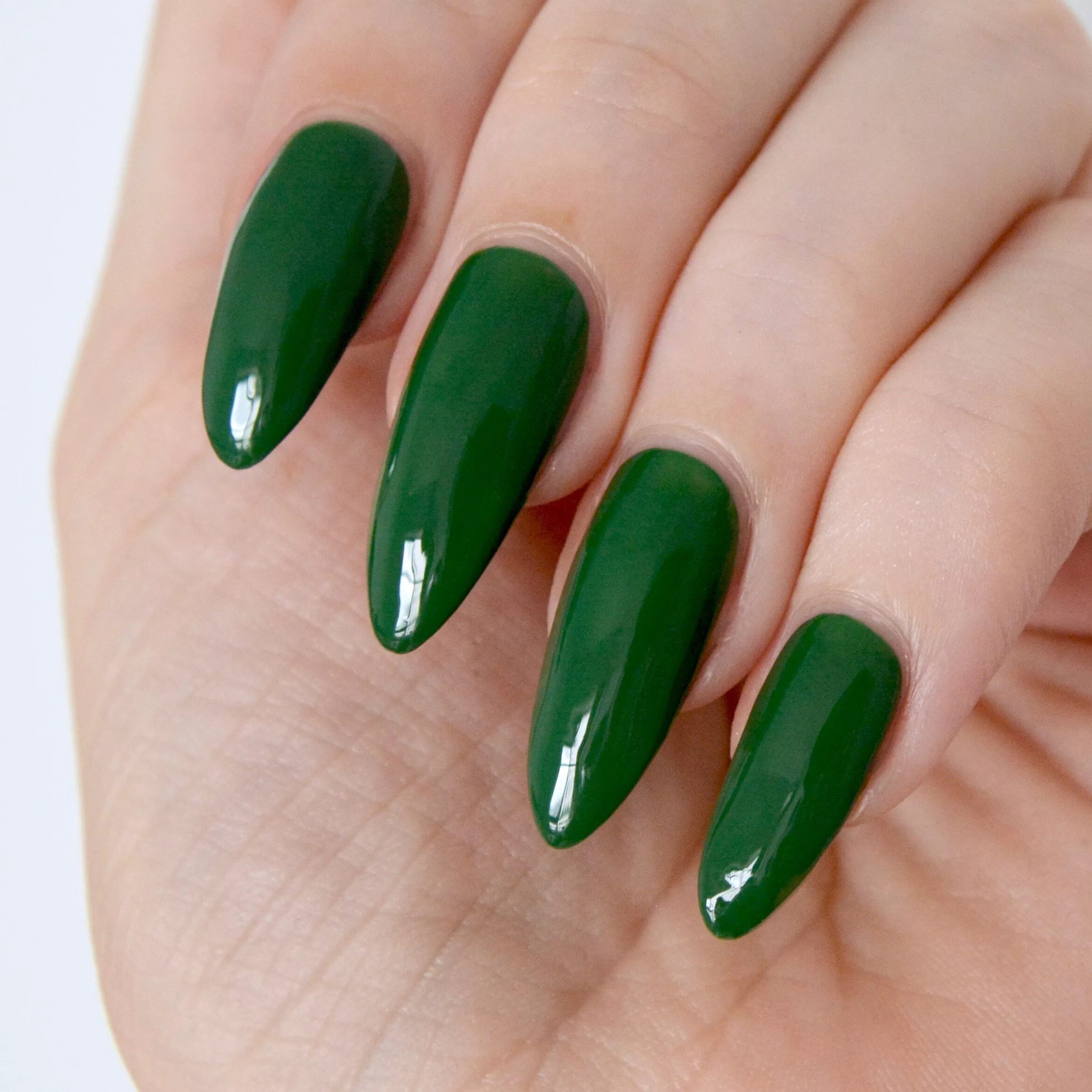 Ногти однотонныеяркип. Ногти салатовые однотонные. Темно зеленые ногти. Зелёный маникюр однотонный. Зеленые ногти однотонные.