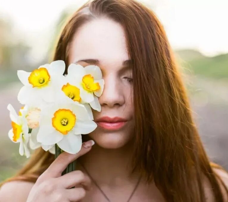 Жизнь с нарциссом. Девушка с нарциссами. Фотосет с нарциссами. Девушка с нарциссами фотосессия. Общение с нарциссом.