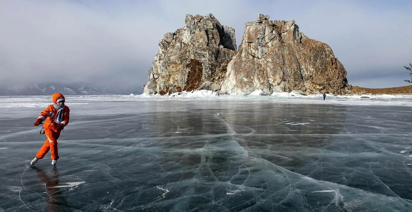 Каток на озере Байкал. Прозрачный лед. Лед Байкала. Байкал зимой прозрачный лед.