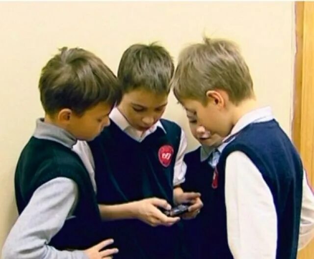 школьники в гаджетах в школе. старшеклассники в школе на перемене. школьники с телефонами в школе. дети на перемене в телефонах. школьник играет в телефон.