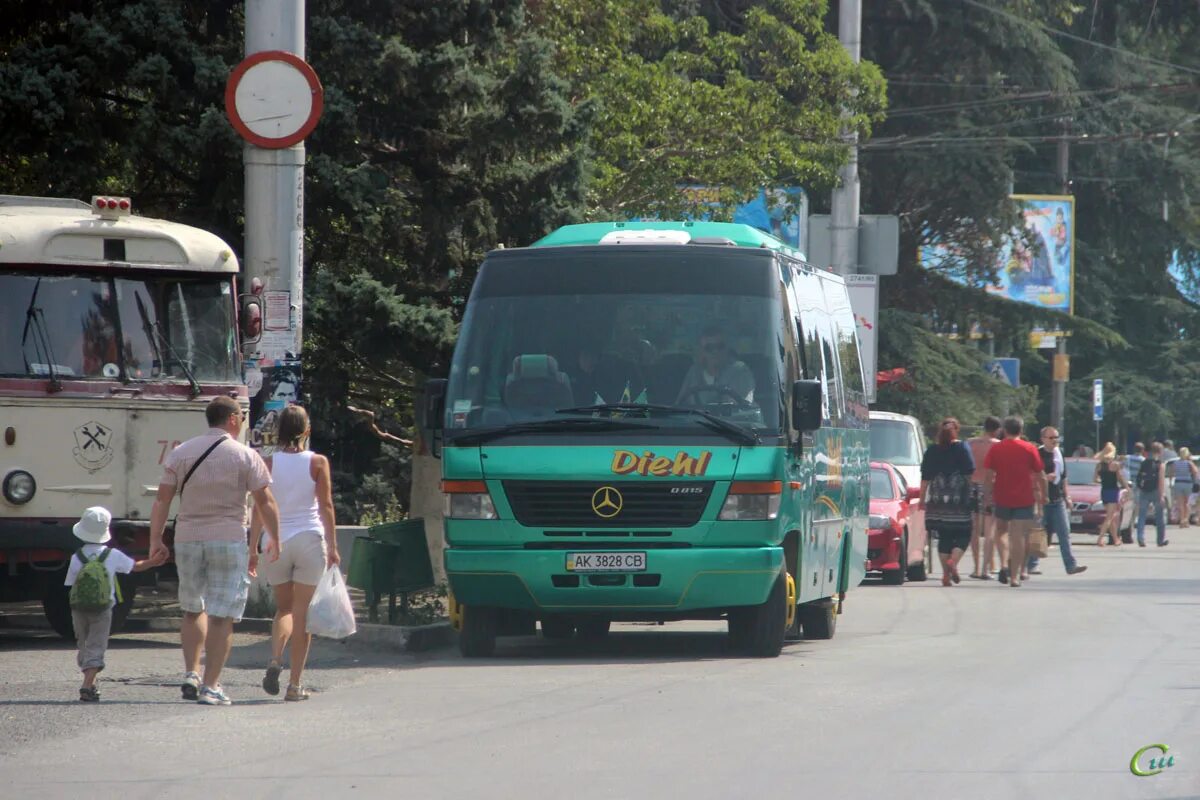 Алуштинский троллейбус. Общественный транспорт такси. Автобус Эрнст Аувертер. Маршрутки 2005.