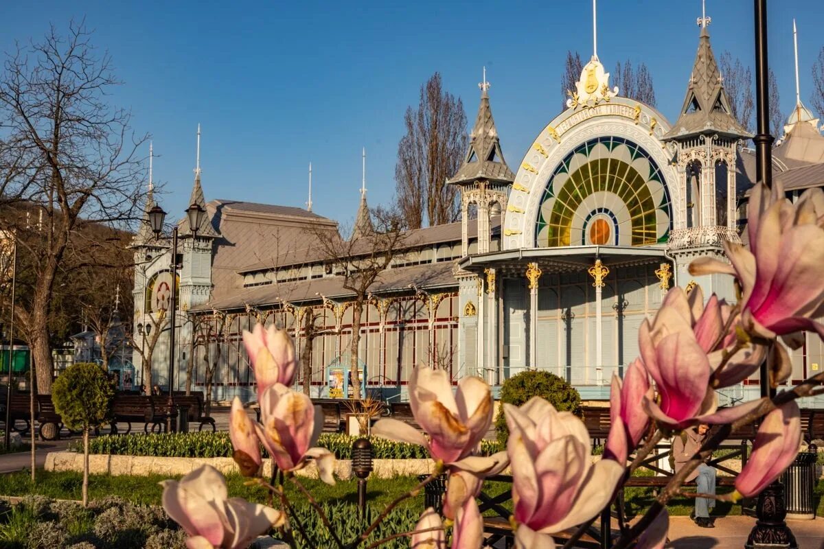 Традиции празднования 8 марта. Гум-каток москва. Апрель в москве. Катки в москве 2021-2022. Куда сходить в марте.