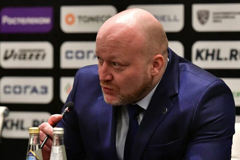 Тренер трактора. Тренер трактора кхл заварухин. Тренер трактора кхл заварухин. Айгар калвитис. Тренер трактора кхл заварухин.