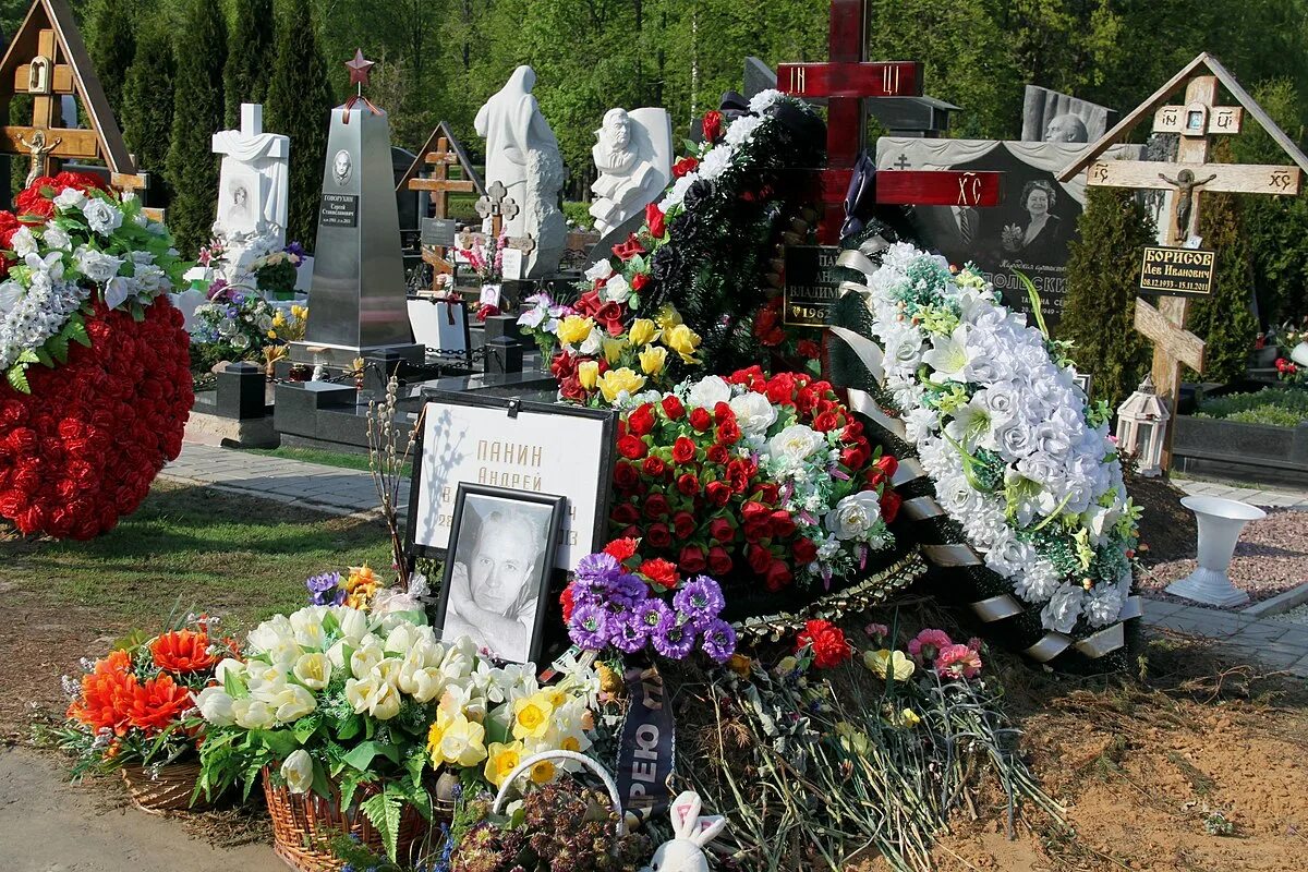 Могила Андрея Панина на Троекуровском кладбище.