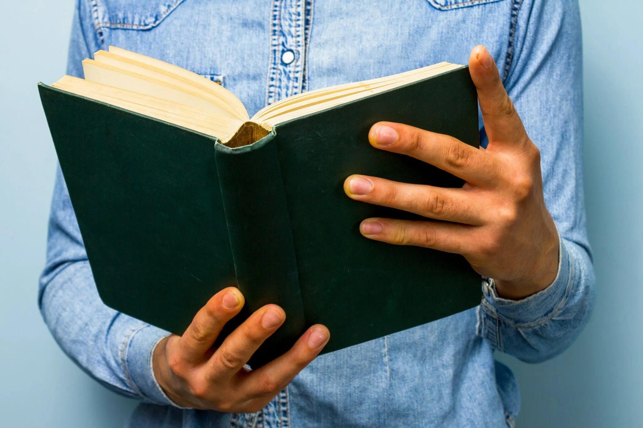 Читать предыдущую книгу. Читает старую книгу. человек зачитывает библию арт. человечек читает библию поделка. читают библию около ески.