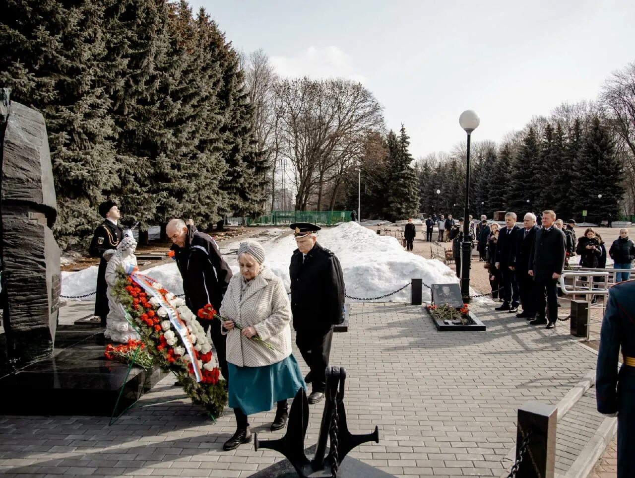 Памятник морякам АПРК «Курск». Возложение венков к памятнику подводникам. Возложение венков моряками. Возложение венков в Курске.