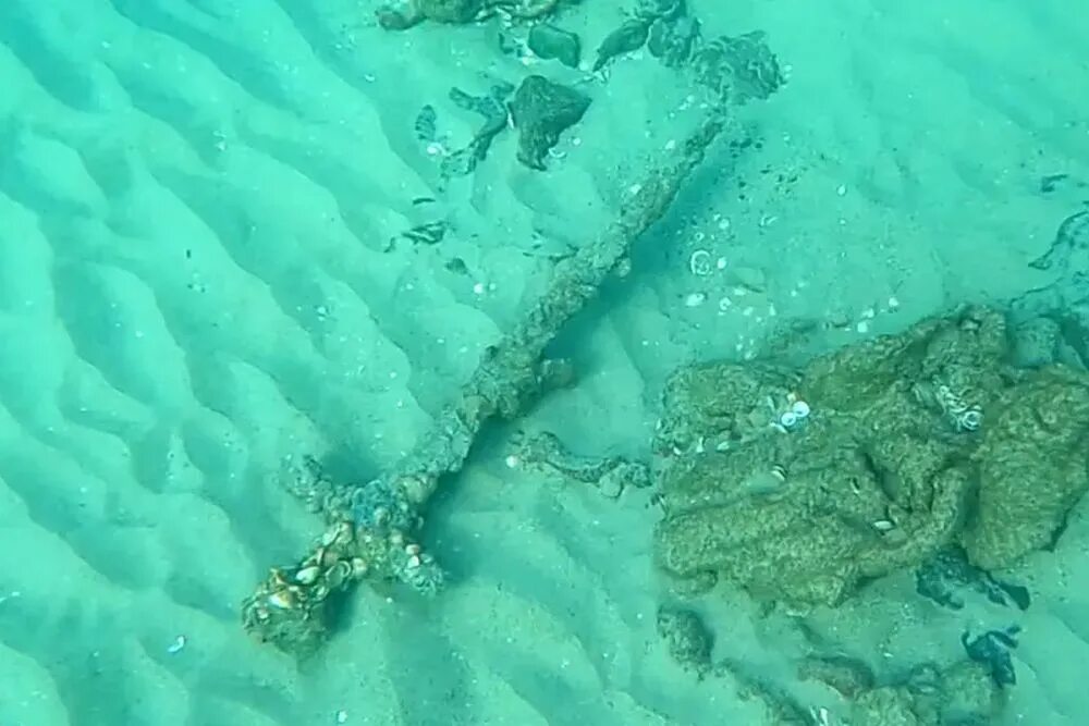 В азовском море плавает розовая. Морские находки. Останки на затонувших кораблях. Нашли в море фигуру царицы. Древние таманские города на дне черного моря.