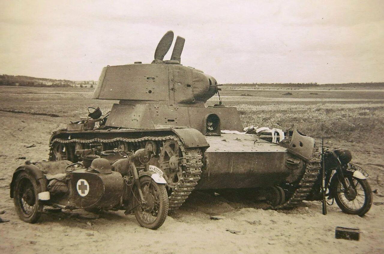 Какие танки были в 1941 году. Танк т-26 1941. Т-26 танк немецкий. Т-26 танк подбитые 1941. Подбитые танки РККА 1941.