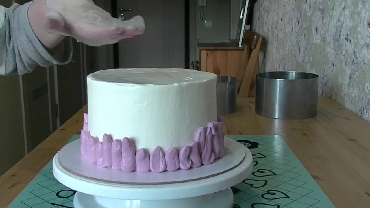 Многослойное покрытие торта. Крем для покрытия торта. Торт с покрытием крем чиз. Торт с двойным покрытием крема. Выравнивание и украшение торта кремом чиз
