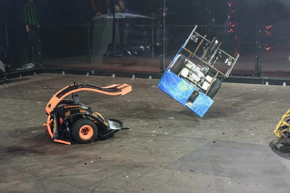 Битва роботов на арене шоу. Битва роботов соревнования. Робот для битвы роботов.