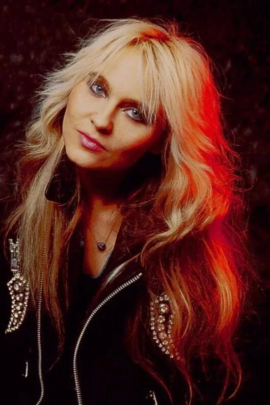 Доро фото. Doro pesch молодая. доро пеш вокалистка. doro певица warlock.
