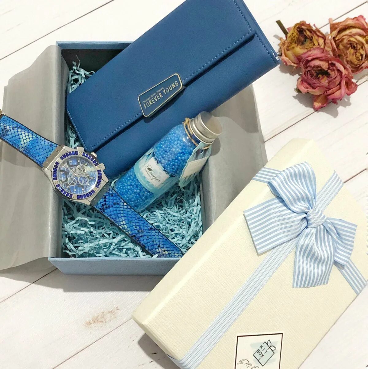 Подарок синий цвет. Подарок синий. Подарки в голубом цвете. Подарочный бокс в голубом цвете. Подарочный бокс в синем цвете.