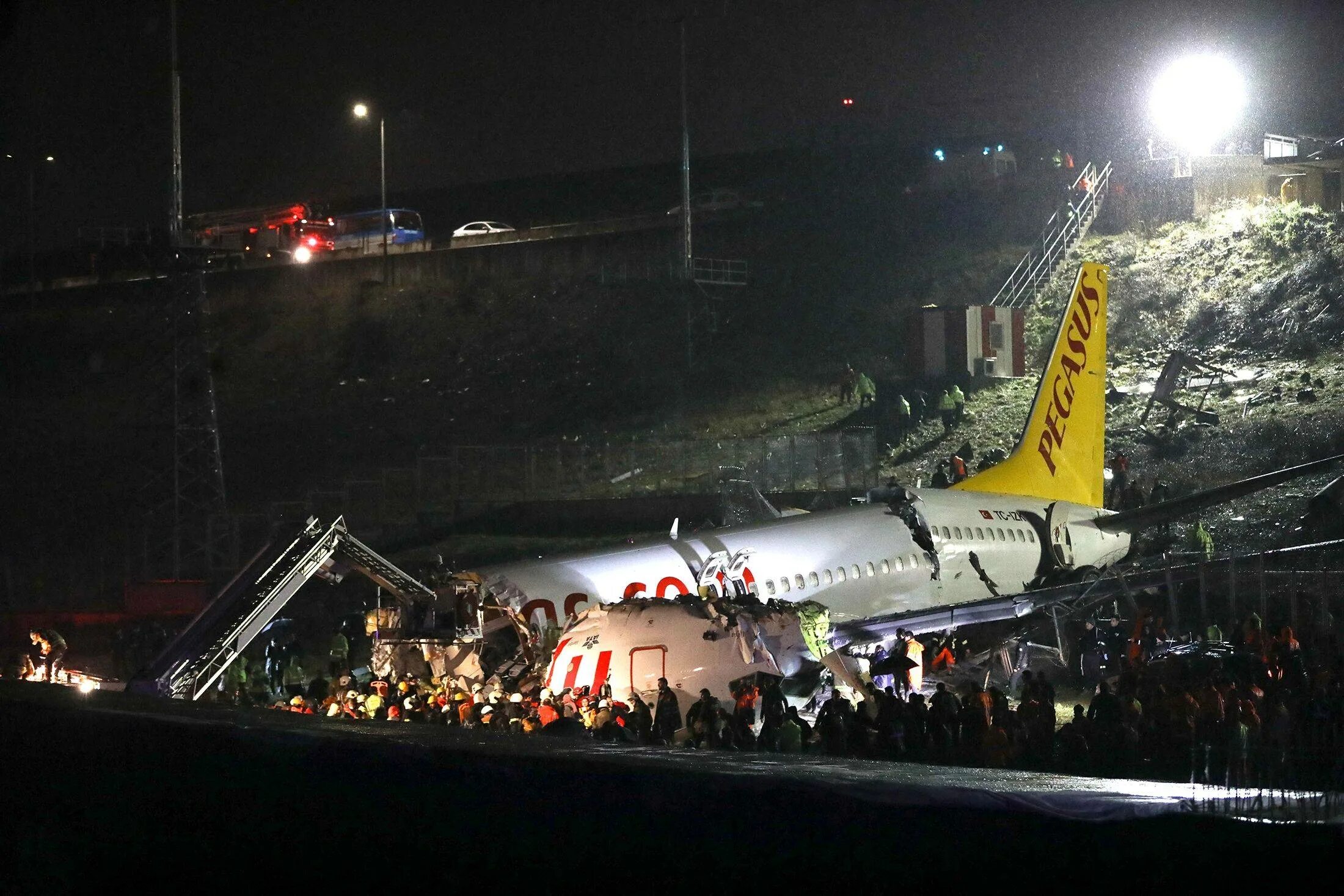 Полетит ли турция. Крушение Boeing 737 в Стамбуле. Pegasus Стамбул крушение. Катастрофа Boeing 737 в Стамбуле. Боинг 737 авиакатастрофа.