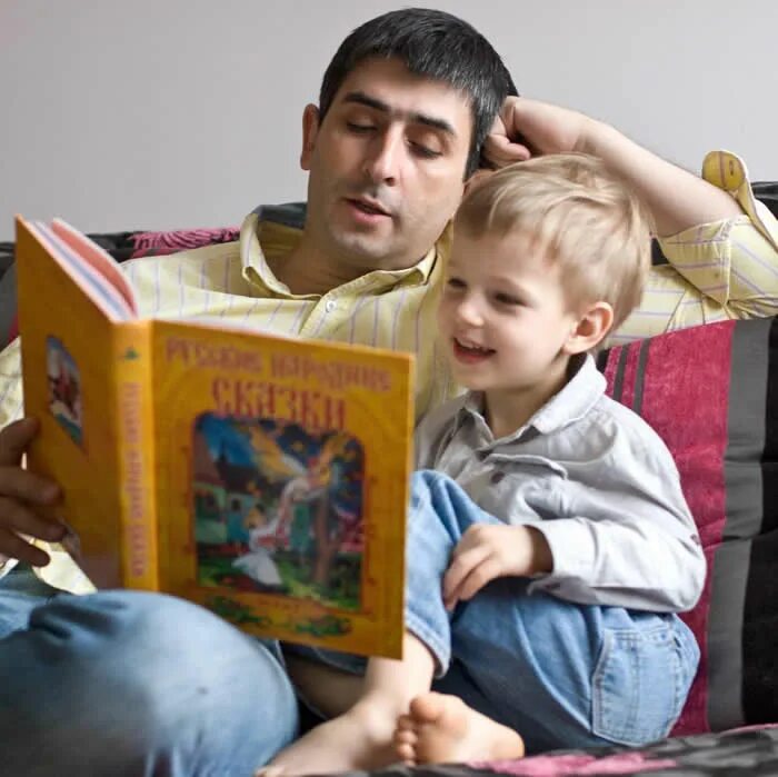 Стать родителями читающего. Дети читают. Папа читает книгу детям. Родители читают книгу ребенку. Книжка про папу.
