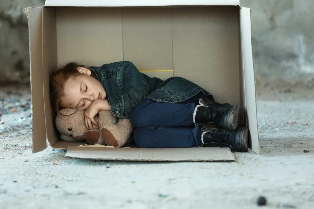 Маленький бомж. Бедная девушка. Брошенные маленькие дети. Нищие девочки. Бедные дети спят на улице.