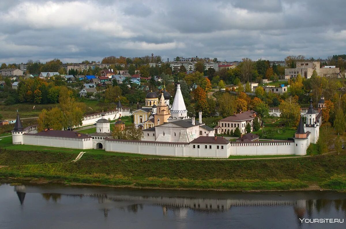 Монастыри тверской области фото. Старицкий Свято-Успенский монастырь. Старицкий Свято-Успенский мужской монастырь, Старица. Старицкий монастырь Тверская область. Старицкий Успенский монастырь Старица.