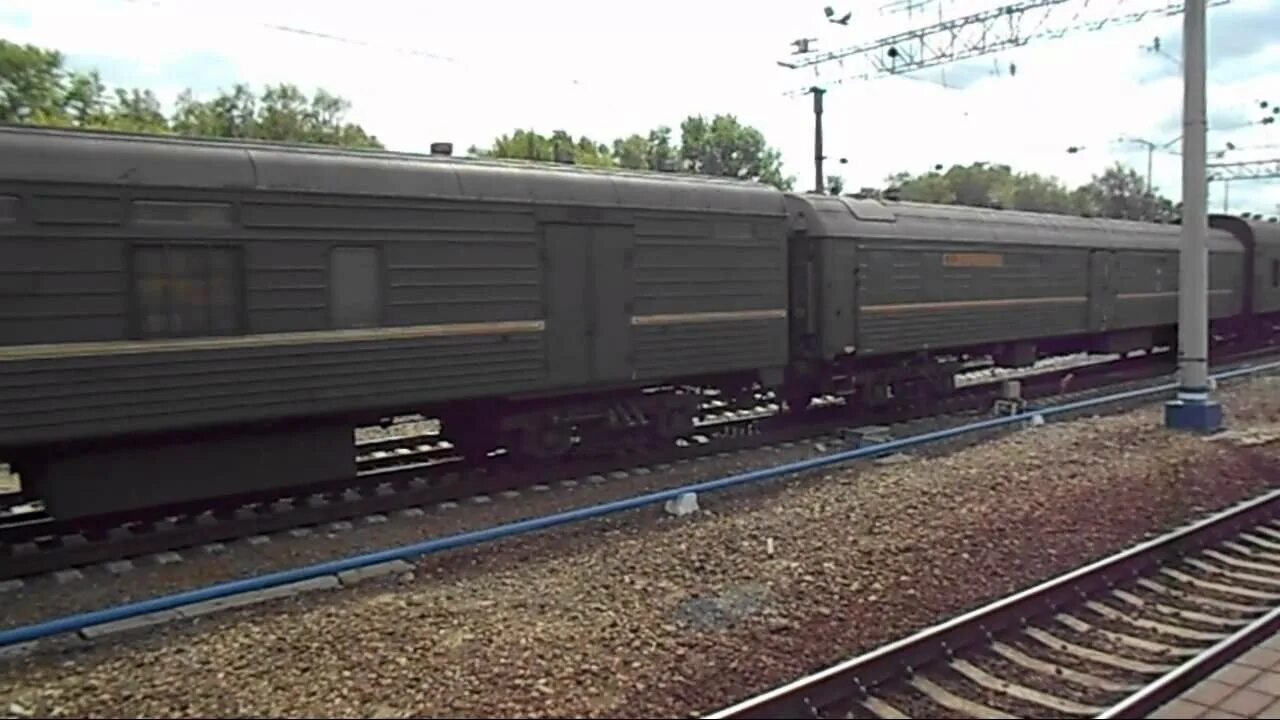 Чс4т почтово багажный поезд 990 москва владивосток. Поезд 990щ. Почтово багажный поезд. Чс2к почтово багажный. Почтово-багажный поезд псков плюсса.