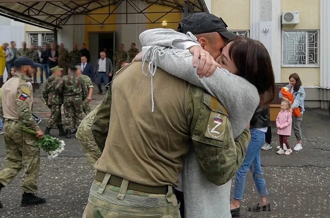 Спецоперации на Украине. Парень вернулся с войны. Спецназовцы обнимаются. Российский солдат вернулся домой.
