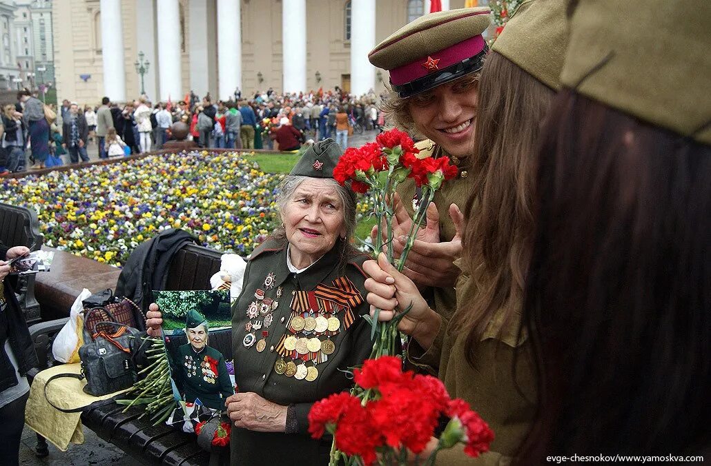 Ветераны 2014 года. День Победы встреча. Ветераны у большого театра. Красивая фотография с днем Победы. Ветераны войны у большого театра.