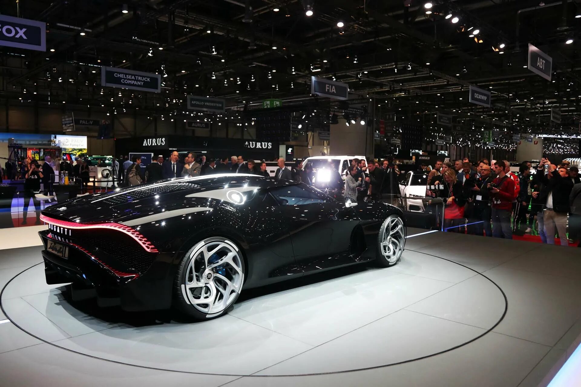 Бугатти Bugatti la voiture noire. Bugatti la voiture noire владелец. Bugatti la voiture noire Женеве. Самая дорогая машина в мире. Bugatti noire цена