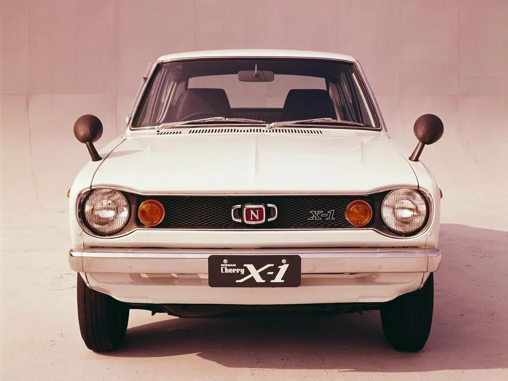 Ниссан первого поколения. Datsun 100a/Nissan Cherry e10. Nissan Datsun 100a. Datsun 100a Nissan Cherry. Ниссан чери 1970.