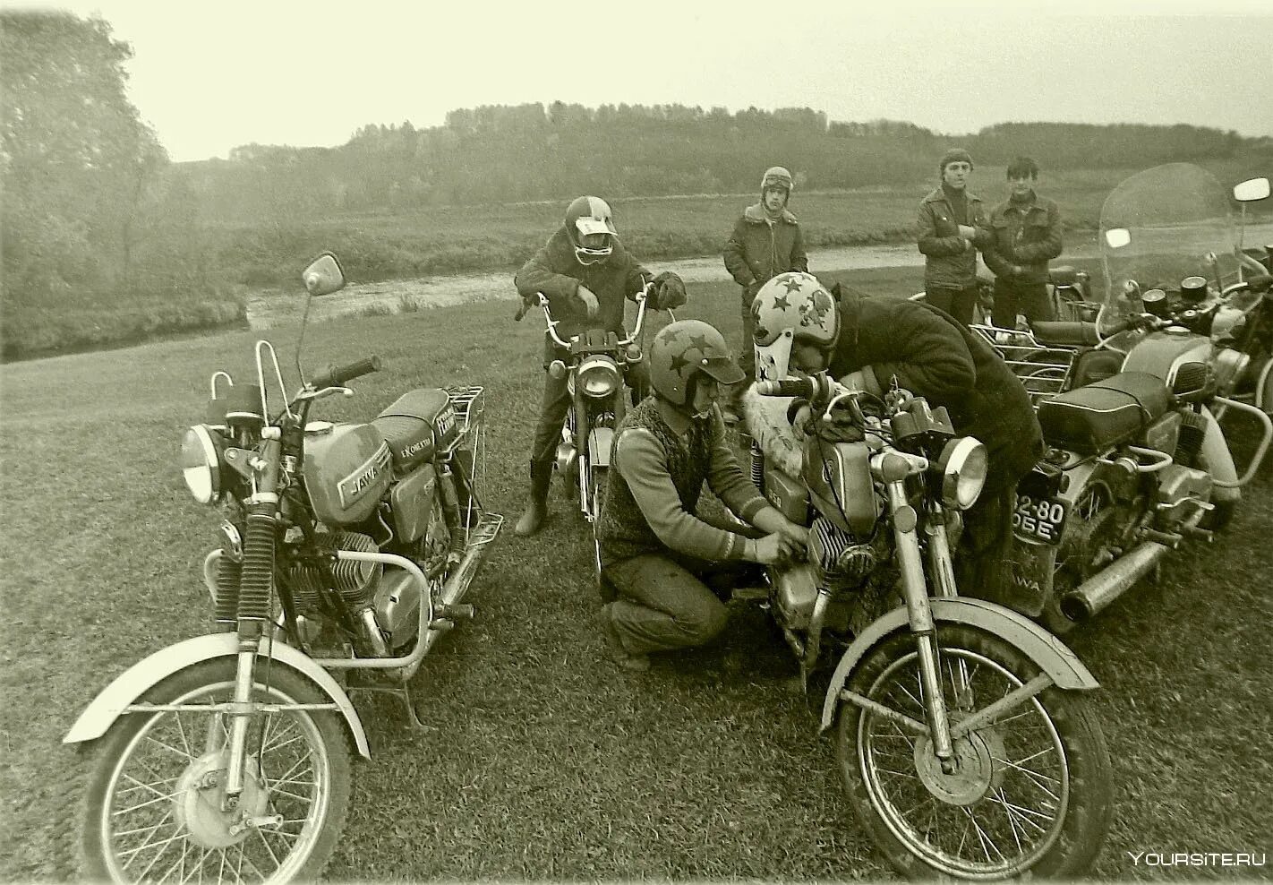 Мотоциклисты 70х СССР. Ява 350 рокеры 80х. Мотоцикл Ява 70-е. Мотоциклисты СССР рокеры.