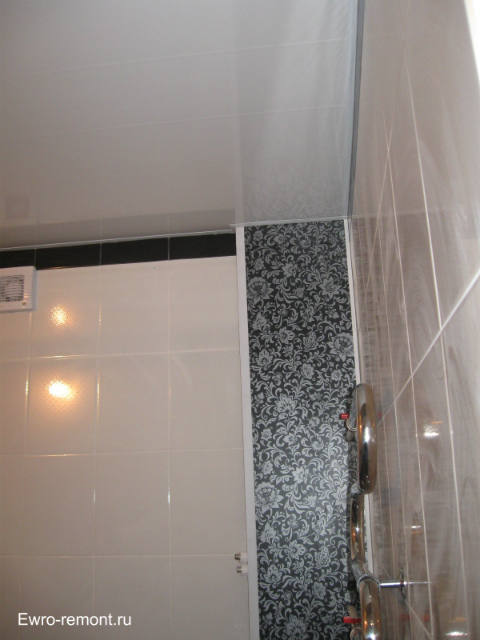 короб в ванной из пластиковых панелей. короб в ванной из пластиковых панелей. короб в ванную для труб. короб скрыть трубы в ванной. пластиковый короб в ванной.