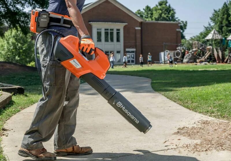 Leaf blower. Воздуходувка своими руками для уборки листьев. Прибор для уборки листьев. Сдувалка листьев. Пылесос сдувать листву.