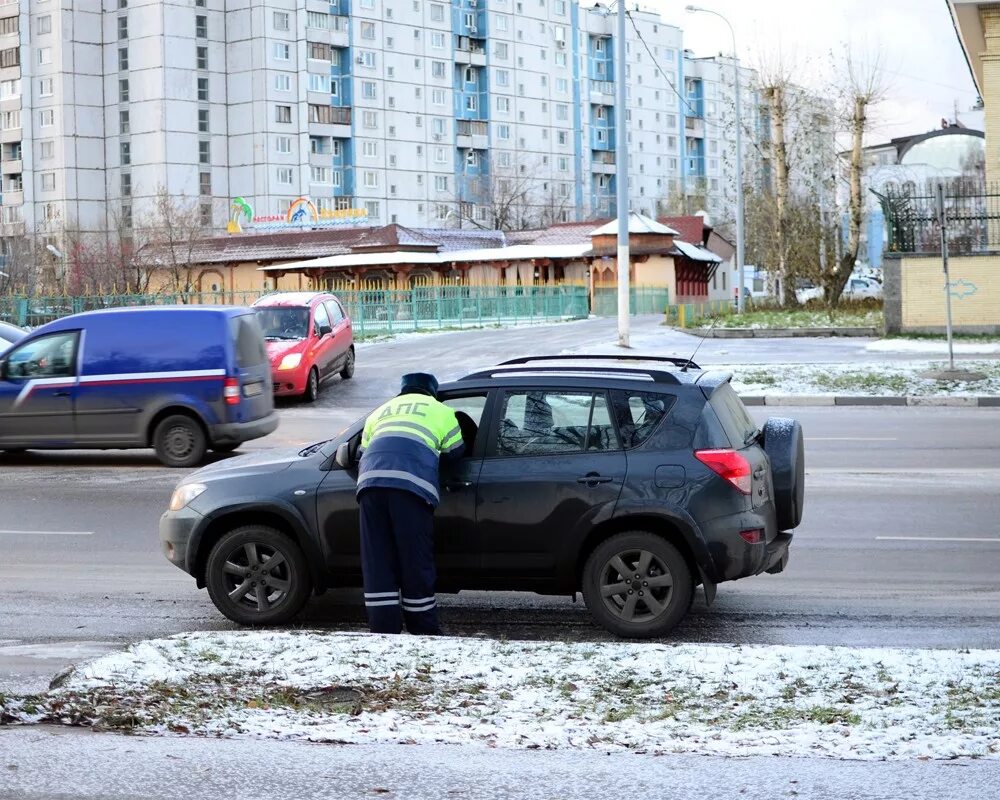 Штраф за езду на зимней резине летом. Штраф за летнюю резину зимой. Штраф за езду зимой на летней резине. Штраф за зимнюю резину летом. Шины ГИБДД.