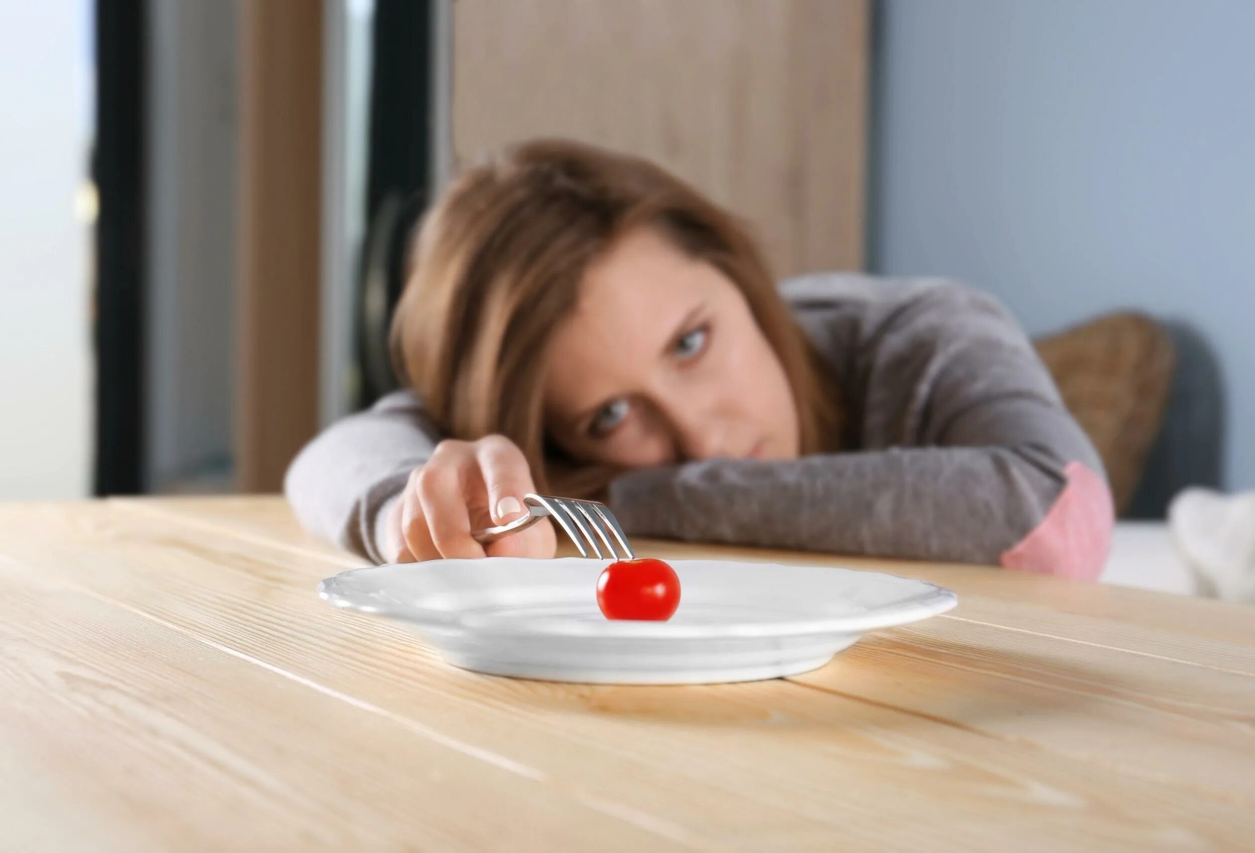 Женщина у телевизора. Счастливый мужчина. She doesn t watch tv. She doesn t watch tv. Семья с пультом от телевизора.