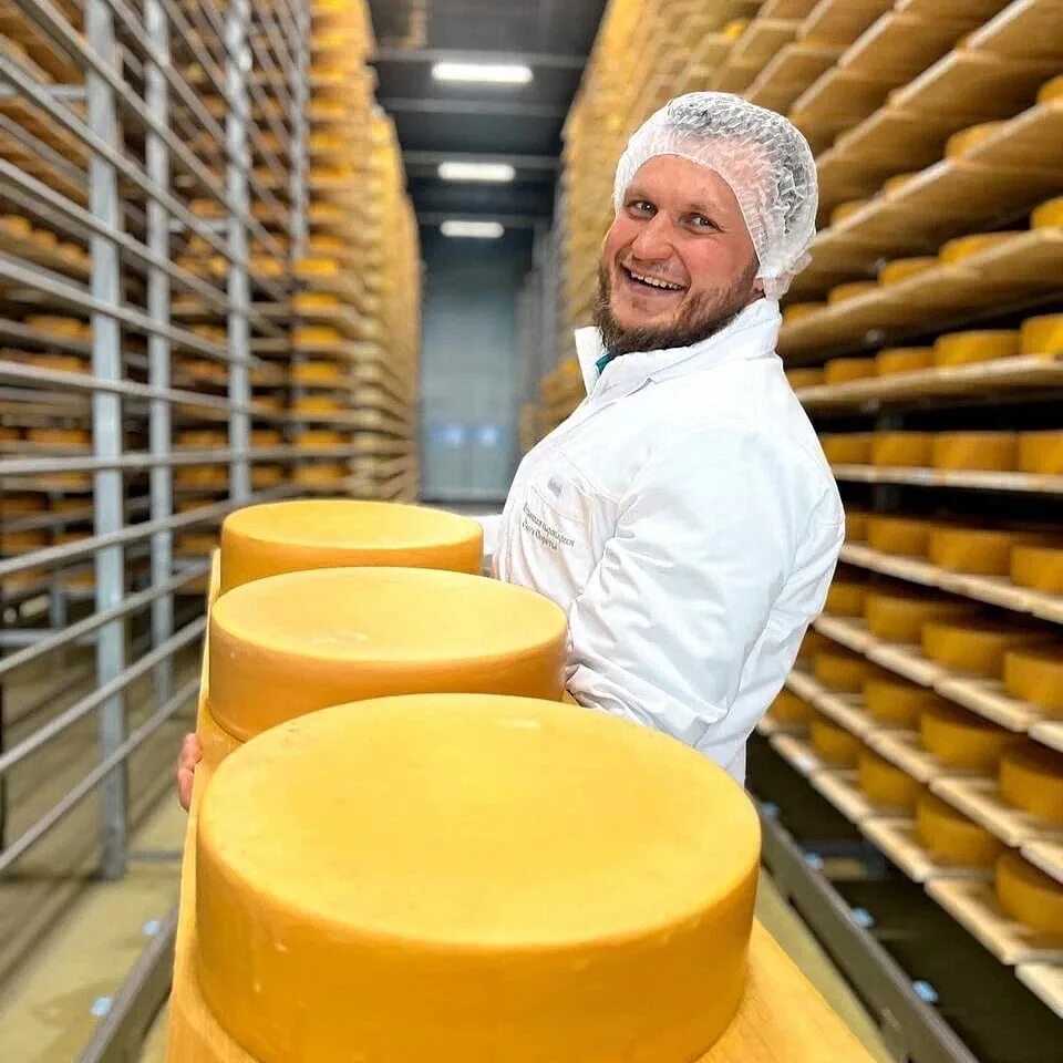 Сыроварня олега сироты санкт петербург. Истринская сыроварня олега сироты. сирота истра сыровар. истринская сыроварня олега сироты ферма.