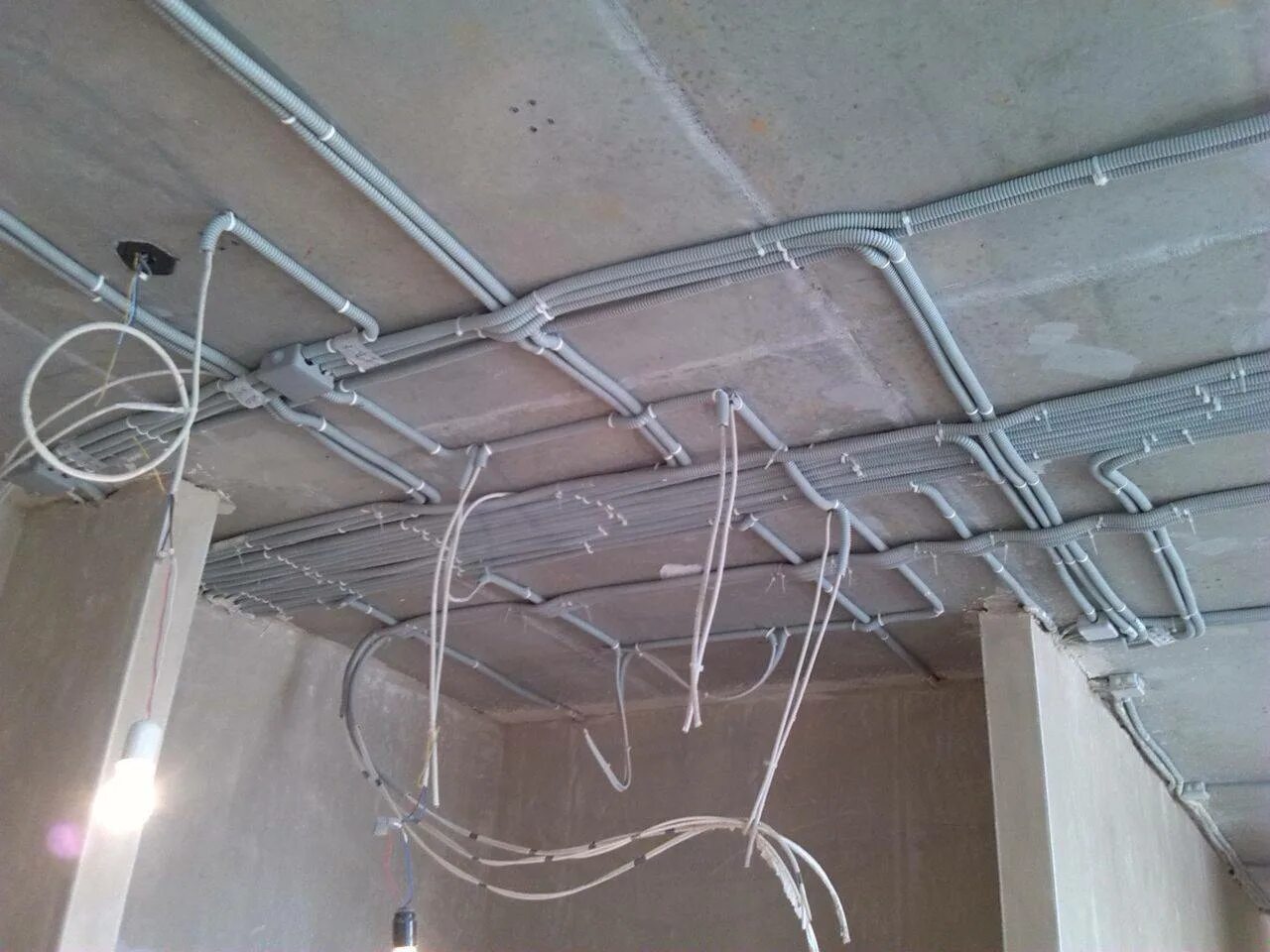 Прокладка электропроводки по потолку. Монтаж электропроводки в квартире. Проводка на потолке. Разводка проводов по потолку.