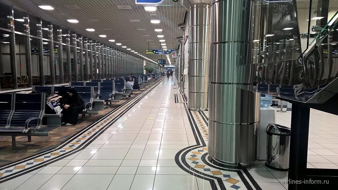 Бахрейн аэропорт внутри. Бахрейн bah аэропорт. Мухаррак бахрейн аэропорт. Аэропорт бахрейна транзитная зона. Бахрейн интернешнл аэропорт.