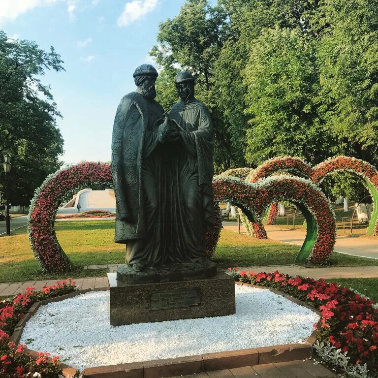 Памятники любви верности в омске. Памятник Петру и Февронии в Ярославле. Памятник святым Пётру и Февронии Муромским Ярославль. Ярославль памятник Петру и фев.