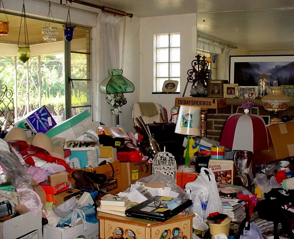 Хлам в кладовке. Cluttered furniture. Расхламление. Комната портного. Ненужные вещи.