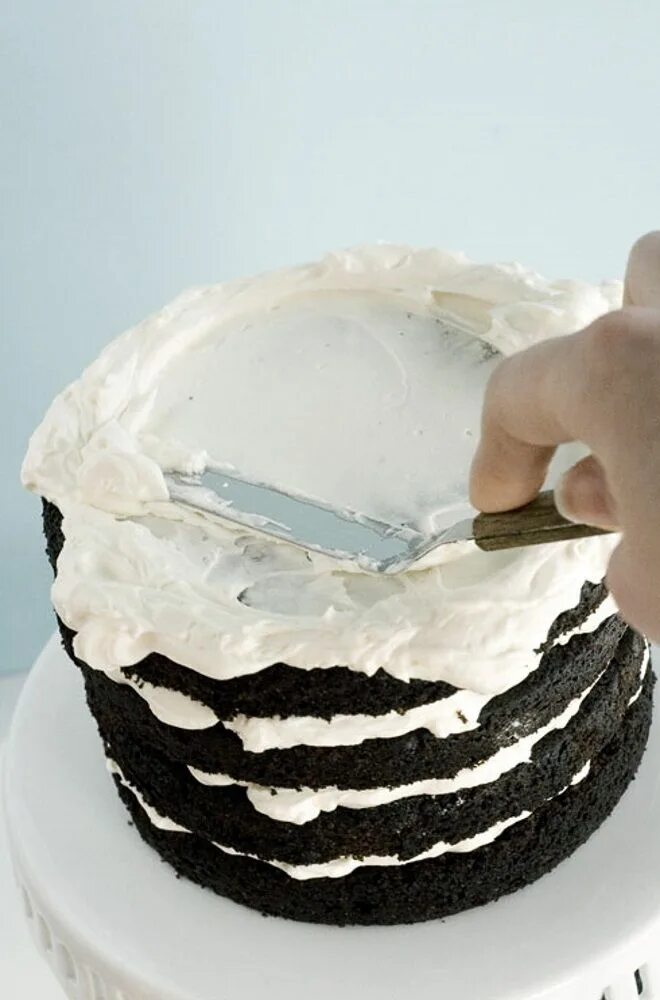 Почему трескается торт. Торт выровненный кремом. Украшение торта шпателем. Торт покрытый кремом. Выравнивание торта.