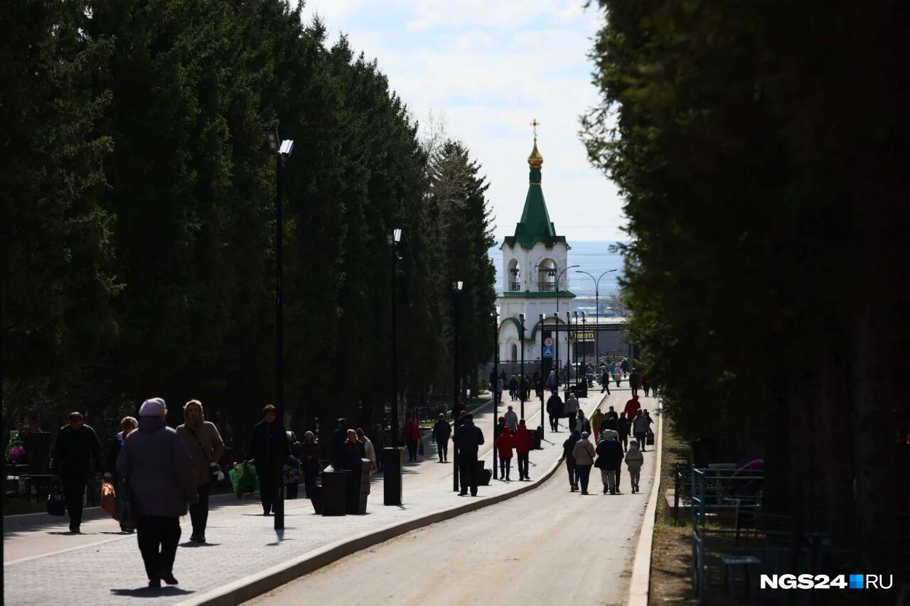 Родительский день на кладбище 2024. Кладбище Бадалык Центральная аллея. Бадалык родительский день. Люди идут по улице. Бадалык Красноярск родительский день.