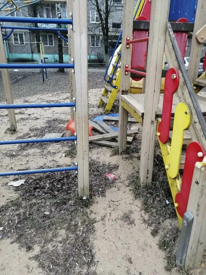 Ломают детскую площадку